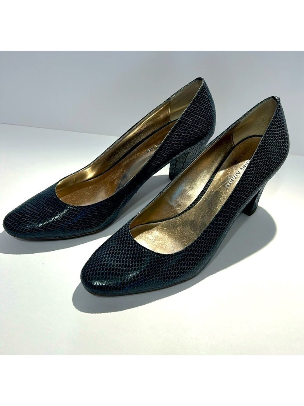 Etienne Aigner vintage ladies shoes pumps heels navy size 8 1/2 M.Good condition